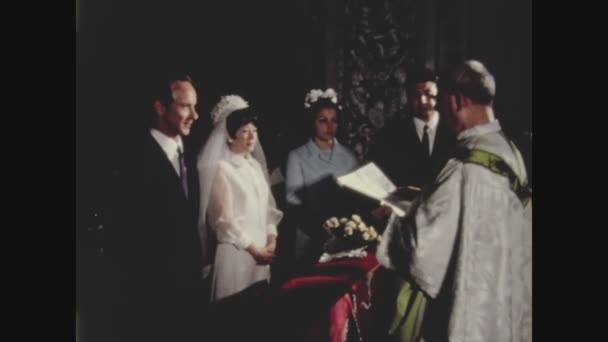 パレルモ イタリア1964年5月 60年代の教会でのイタリアの結婚式のシーン — ストック動画