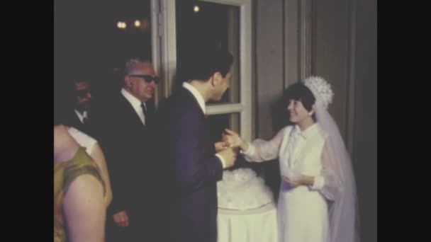 パレルモ イタリア1964年5月 花嫁は60年代の結婚式のレセプションで結婚式の好意を提供します — ストック動画