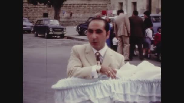 Palermo Italy June 1962 요람에서 아기를 데리고 다니는 — 비디오