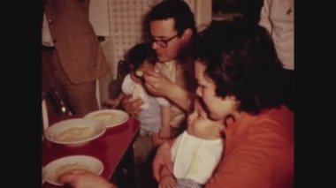 PALERMO, İTALYA 1962: 60 'larda bir grup anne bebekleri besliyor