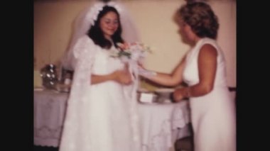 PALERMO, İTALYA MAYIS 1964: 60 'lardaki törenden önce evde gelin