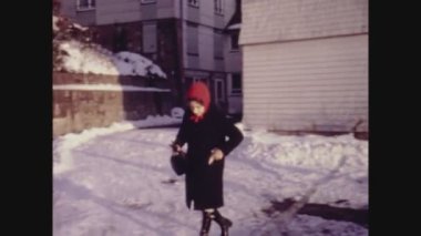 MİLAN, İTALYA 1964: Çocuklar 60 'lardaki kar aile anılarında oynuyorlar