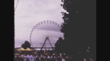 VIENNA, AUSTRIA HAZİRAN 1975: 70 'lerde trenin yükseldiği lunapark