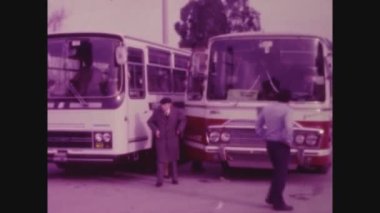 AGRIGENTO, İtalya Mayıs 1974: 70 'lerde otobüs durağındaki insanlar