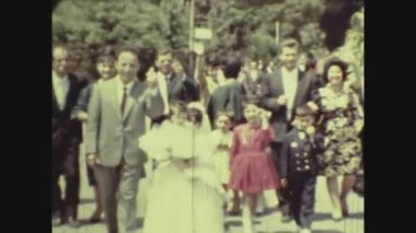 PALERMO, İTALYA MAYIS 1966: 60 'larda ailenin ilk komünyon törenine katılan küçük kız