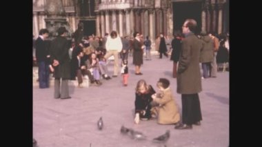 VENICE, İtalya Nisan 1971: 70 'lerde güvercinlerle Venedik' te turistler