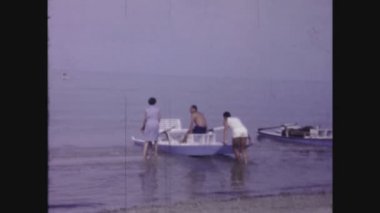 PESARO, İtalya Haziran 1967: 60 'larda İtalyan aile plajı tatili. İtalyan sosyal tarihi