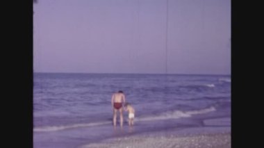 PESARO, İtalya Haziran 1967: 60 'larda İtalyan aile plajı tatili. İtalyan sosyal tarihi