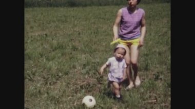 MAGREGLIO, ITALY MAYIS 1969: Çocuklar 60 'larda bahçe aile anılarında oynuyorlar. İtalyan Sosyal Tarihi