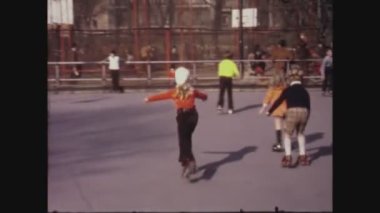 MİLAN, İTALYA MAYIS 1969: Çocuklar 60 'larda parkta kayıyorlar