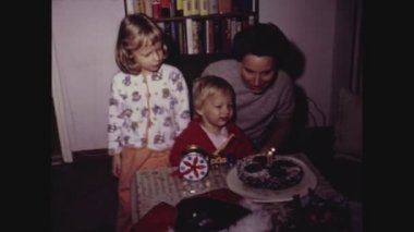 MİLAN, İTALYA MAYIS 1969: 60 'larda evde bir çocuğun doğum günü