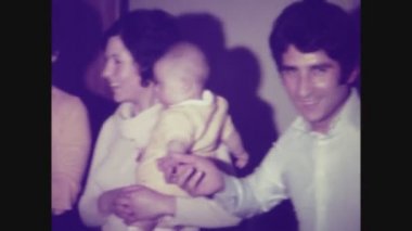 PALERMO, İtalya Haziran 1966: 60 'lardaki aile partisinde bir grup insan