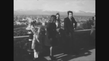 PALERMO, İTALYA HAZİRAN 1966: 60 'larda açık havada mutlu insanlar grubu