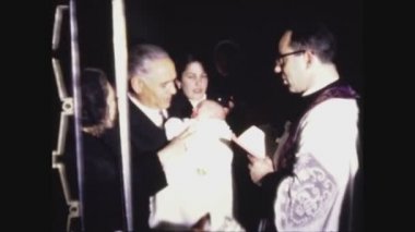 PALERMO, İTALYA HAZİRAN 1966: 60 'lardaki Hıristiyan vaftiz sahnesi