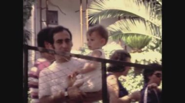 PALERMO, İTALYA 1966: baba bebeğinin aile anılarını 60 'larda tutar