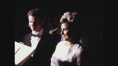 PALERMO, İTALYA HAZİRAN 1966: 60 'lardaki Evlilik Belgelerini İmzala