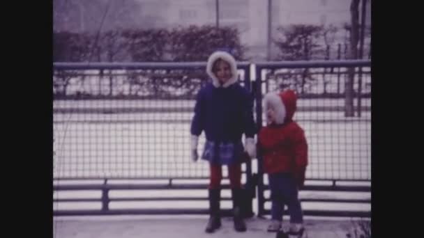 Milan Italie Mars 1964 Les Enfants Jouent Dans Neige Souvenirs — Video