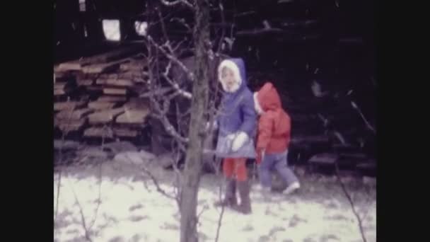 ミラノ イタリア1964年3月 60歳の雪の家族の思い出で子供たちが遊ぶ — ストック動画