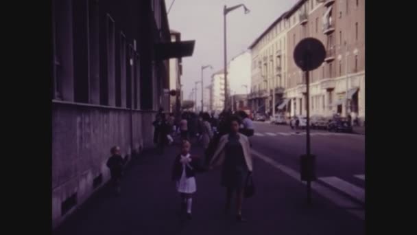 Milan Włochy 1964 Matka Towarzyszy Dzieciom Szkoły Latach Tych — Wideo stockowe