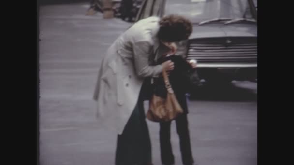 Milan Italy Μαρτιοσ 1964 Μητέρα Συνοδεύει Παιδιά Στο Σχολείο — Αρχείο Βίντεο