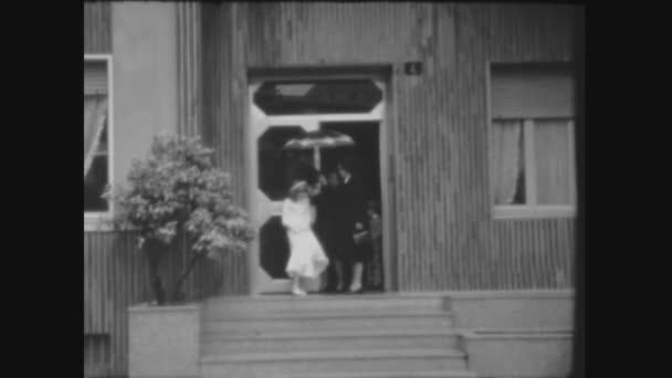 Μιλανο Ιταλια Μαρτιοσ 1964 Κοριτσάκι Φεύγει Από Σπίτι Την Ημέρα — Αρχείο Βίντεο
