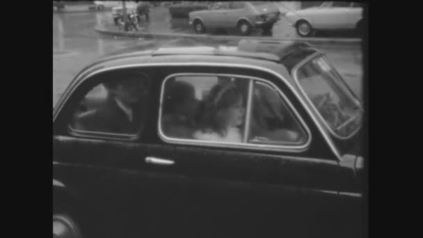 Milan Italy March 1964 Родина Подорожує Fiat 500 Знаковим Автомобілем — стокове відео