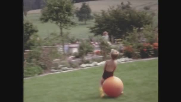 ミラノ イタリア1964年3月 60歳の子供が飛び跳ねるボールで遊ぶ — ストック動画