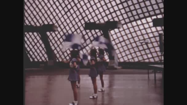 Vienna Oostenrijk Juli 1975 Cheerleaders Dance Show 70S — Stockvideo
