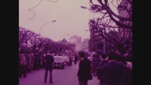 Agrigento イタリア1974年5月 火の中のサグラ マンドーロまたは70年代のイタリアのアグリジェントで英語でアーモンドの花祭り — ストック動画