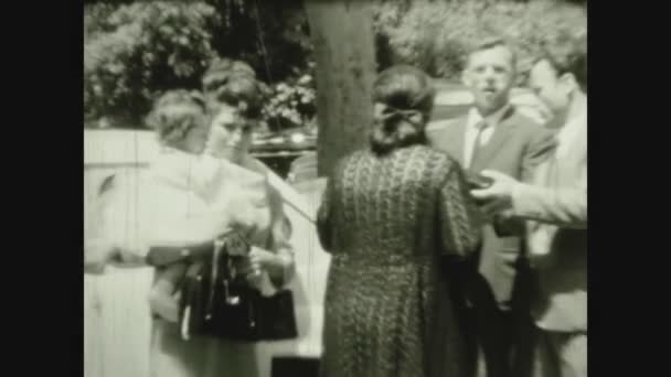 Palermo Itália Maio 1966 Amigos Despejam Bebidas Livre Nos Anos — Vídeo de Stock