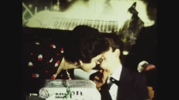 パレルモ イタリア1975年5月 親戚のキスと70年代の彼の誕生日パーティーで子供を迎える — ストック動画