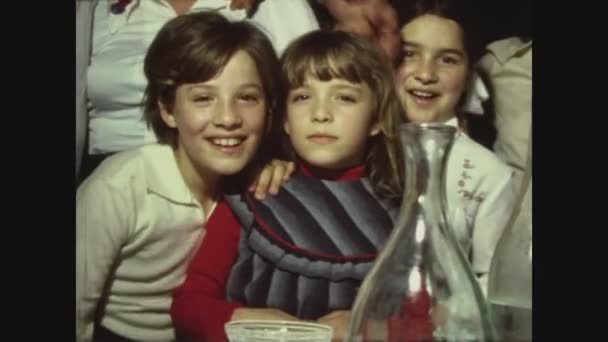 Palermo Italia Maggio 1975 Ritratto Famiglia Bambini Sorridenti Felici Negli — Video Stock