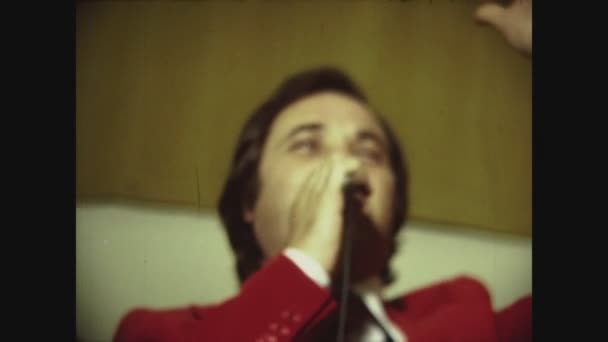 Palermo Italië Mei 1975 Zanger Jaren Scene — Stockvideo
