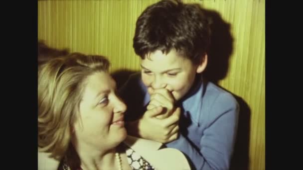 Palermo Olaszország 1975 Májusa Szeretetteljes Hozzáállás Anya Gyermek Jelenet Években — Stock videók