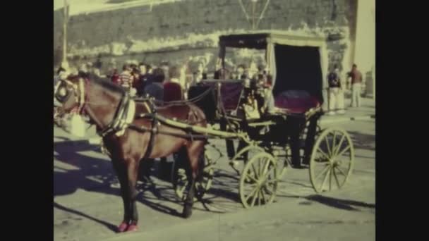 Mosta Malta Ιουνιοσ 1973 Αμαξίδια Άλογα Στην Άκρη Του Δρόμου — Αρχείο Βίντεο