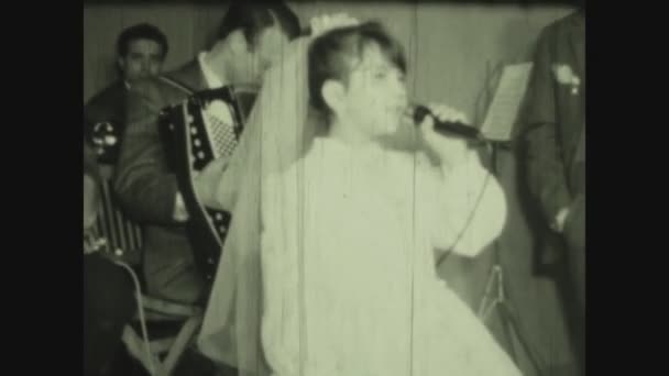 Palermo Italie Mai 1964 Petite Fille Vêtue Blanc Chante Dans — Video