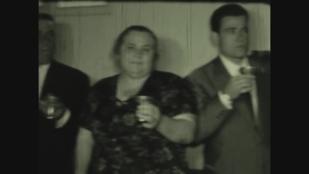 帕梅拉莫 1964年5月 意大利 在60年代的家庭午餐上祝酒 餐厅餐厅里的一群人敬酒 — 图库视频影像