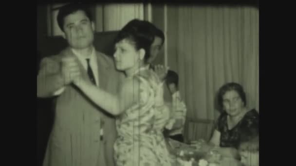 1964年5月 意大利帕塞尔莫 六十年代夫妇在餐馆跳舞庆祝家庭 — 图库视频影像