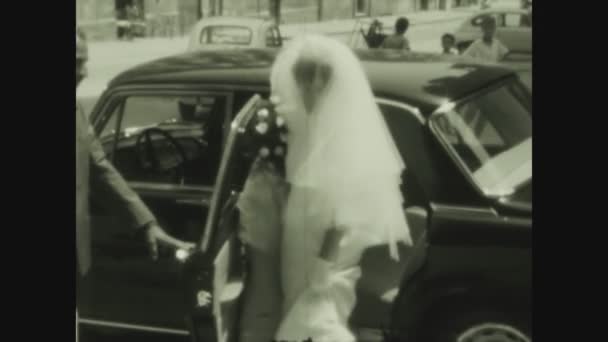 Palermo Itália Maio 1968 Noiva Entra Carro Chega Cerimônia Nos — Vídeo de Stock