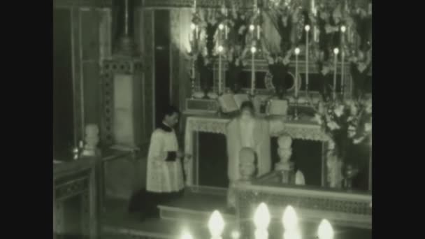 Palermo Italia Maggio 1968 Sacerdoti Celebrano Messa Cristiana Chiesa Negli — Video Stock