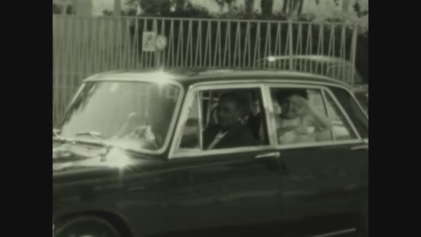 1968年5月 意大利帕勒莫 60年代的婚礼后 新婚夫妇上了车 — 图库视频影像
