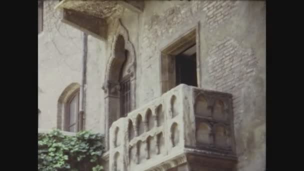 イタリア ヴェローナ1971年5月 ヴェローナのロミオとジュリエットバルコニー70年代 — ストック動画