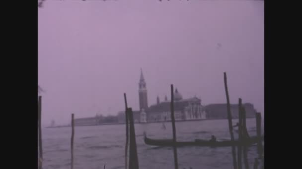 Venice イタリア エイプリル1971 ゴンドラとヴェネツィアの70年代の眺め — ストック動画