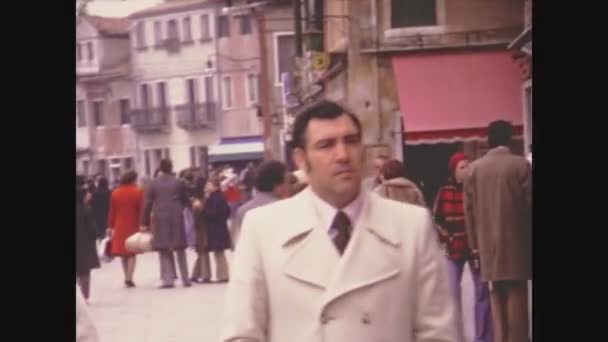Βενετια Ιταλια Απριλιοσ 1971 Πλήθος Ανθρώπων Περπατά Στο Δρόμο Δεκαετία — Αρχείο Βίντεο