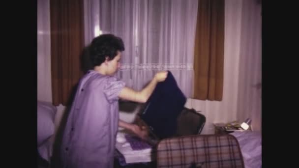 Milan Włochy Czerwca 1967 Kobieta Przygotowuje Walizkę Latach Tych — Wideo stockowe