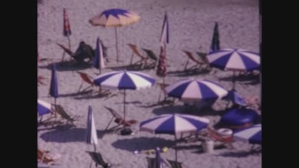 Pesaro Italia Junio 1967 Playa Con Sombrillas Vacaciones Verano Vistas — Vídeo de stock