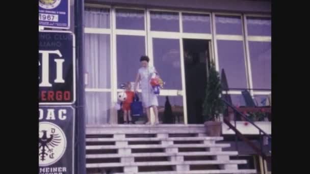 Pesaro Italy June 1967 어머니와 아이가 도시의 계단을 내려가다 — 비디오