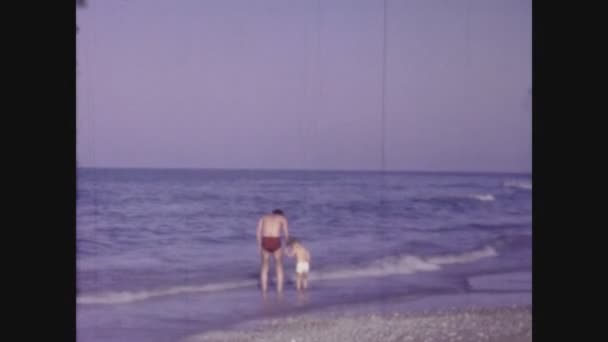 Pesaro イタリア6月1967 60でのイタリアの家族のビーチの休日 イタリア社会史 — ストック動画