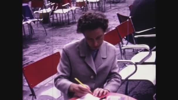 Assisi Italia Junio 1967 Mujer Escribe Una Postal Los Años — Vídeo de stock