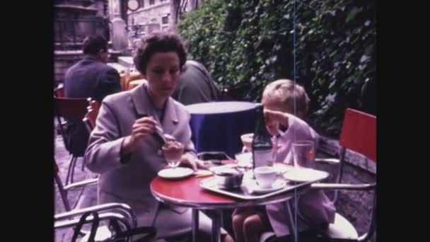 Assisi Itália Junho 1967 Mãe Filho Tomam Café Manhã Mesa — Vídeo de Stock